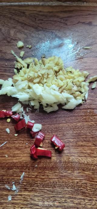蒸鱿鱼须的做法步骤：2