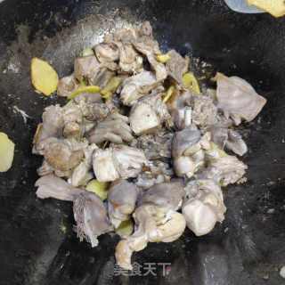 酱香兔肉煲的做法步骤：9
