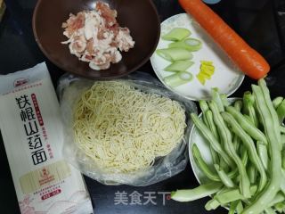 豆角焖面的做法步骤：1