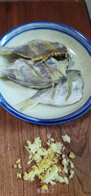 干煎南昌鱼干的做法步骤：1
