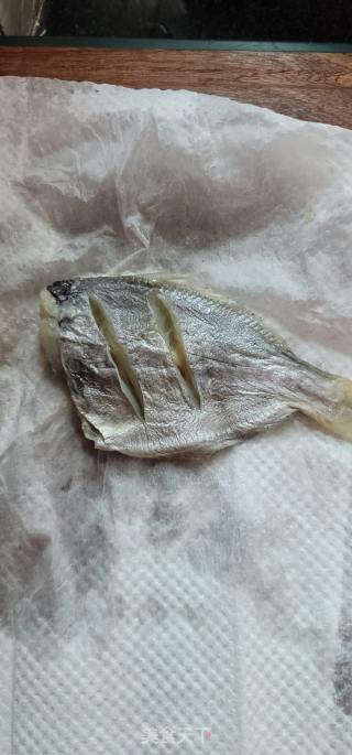 干煎南昌鱼干的做法步骤：2