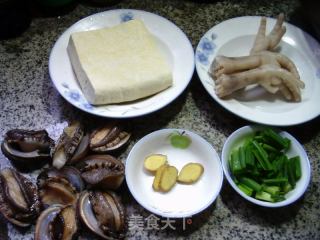 鸡爪鲍鱼烧豆腐的做法步骤：1