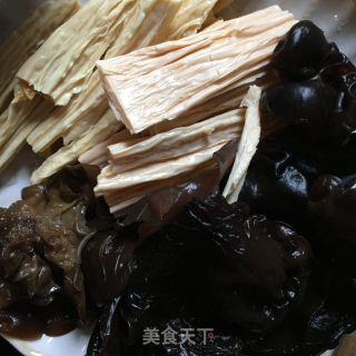 牛肉卷香辣时蔬锅的做法步骤：2