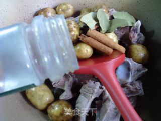 小土豆烧排骨的做法步骤：4