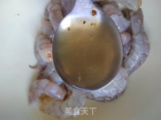 糖醋虾仁的做法步骤：1