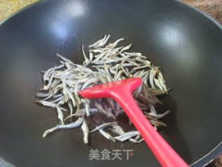 小虾干炒小鱼干的做法步骤：2