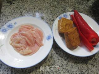 香干红椒炒鸡胸肉的做法步骤：1