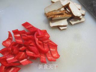 香干红椒炒鸡胸肉的做法步骤：2