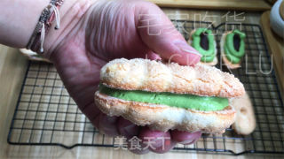 抹茶达克瓦兹，香脆外皮，清新抹茶奶油，甜蜜红豆沙，多层次的美妙味道，在口中释放出。的做法步骤：16