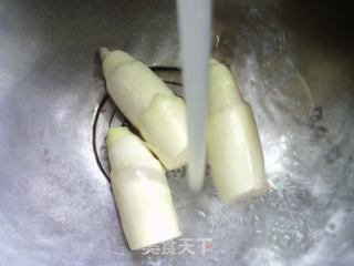 腊鸡腿蒸千张结茭白的做法步骤：3