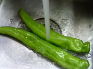 青椒炒毛豆的做法步骤：3