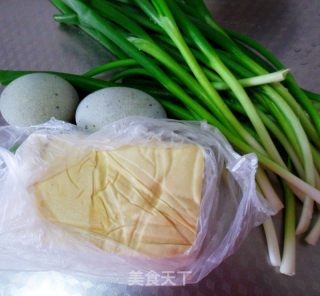 松花小葱拌豆腐的做法步骤：1