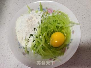 莴笋丝鸡蛋煎饼的做法步骤：2