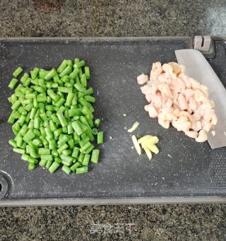 四季豆炒鸡胸肉粒的做法步骤：2