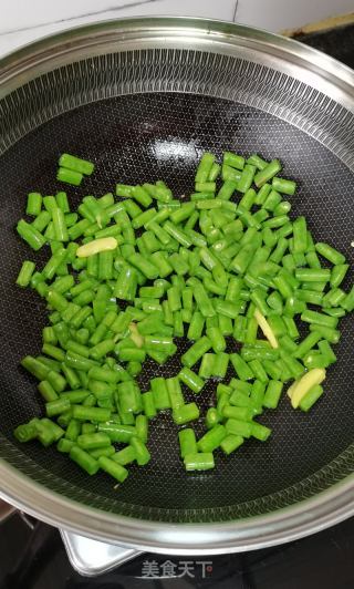 四季豆炒鸡胸肉粒的做法步骤：4