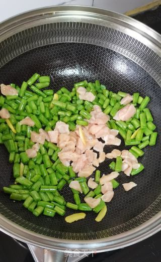四季豆炒鸡胸肉粒的做法步骤：5
