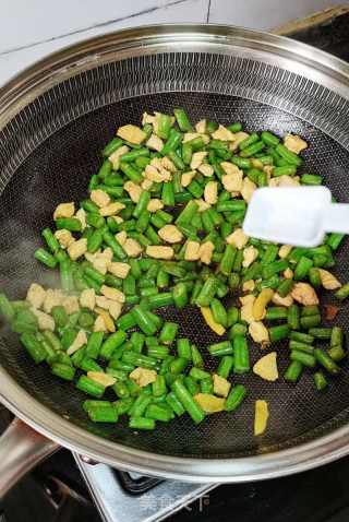 四季豆炒鸡胸肉粒的做法步骤：6