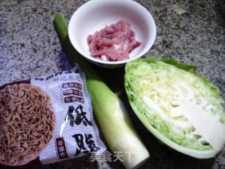 肉丝茭白牛心菜炒荞麦面的做法步骤：1