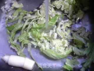 肉丝茭白牛心菜炒荞麦面的做法步骤：3