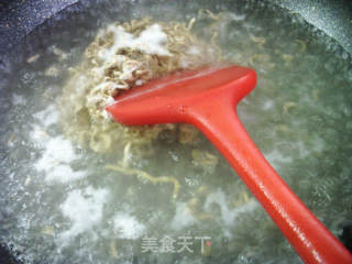 肉丝茭白牛心菜炒荞麦面的做法步骤：5