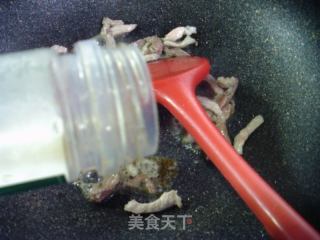 肉丝茭白牛心菜炒荞麦面的做法步骤：7