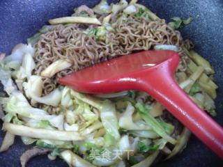 肉丝茭白牛心菜炒荞麦面的做法步骤：13