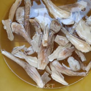 公鸡炖菌菇的做法步骤：3