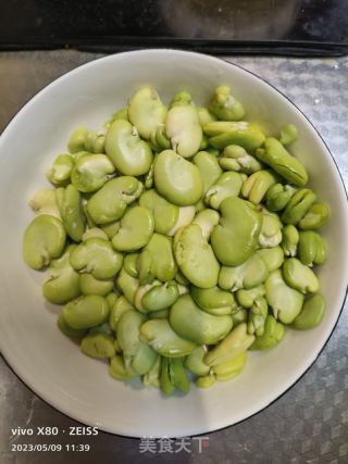 蚕豆米炒西红柿鸡蛋的做法步骤：2