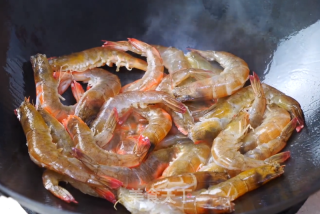 鲍鱼鸡翅虾煲的做法步骤：1