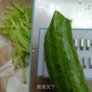 黄瓜粉皮拌鸡胸肉的做法步骤：1