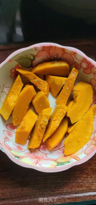鸡胸肉蒸贝贝南瓜的做法步骤：2
