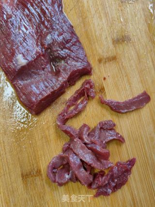 嫩椒炒牛肉的做法步骤：1