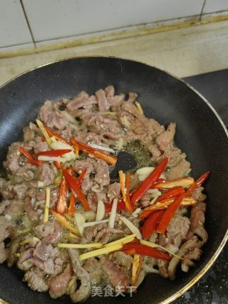 嫩椒炒牛肉的做法步骤：11