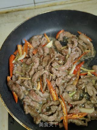 嫩椒炒牛肉的做法步骤：12