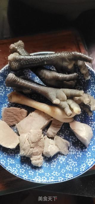 灵芝天麻炖鸡脚瘦肉汤的做法步骤：3