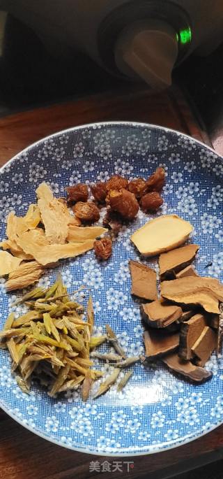 灵芝天麻炖鸡脚瘦肉汤的做法步骤：4