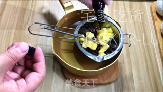 巧克力熔岩蛋糕，叉一小块蛋糕，沾着流动的巧克力酱，一口销魂。的做法步骤：1
