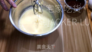 巧克力熔岩蛋糕，叉一小块蛋糕，沾着流动的巧克力酱，一口销魂。的做法步骤：4