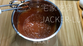 巧克力熔岩蛋糕，叉一小块蛋糕，沾着流动的巧克力酱，一口销魂。的做法步骤：6
