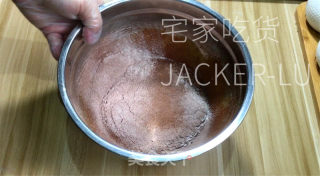 巧克力熔岩蛋糕，叉一小块蛋糕，沾着流动的巧克力酱，一口销魂。的做法步骤：7