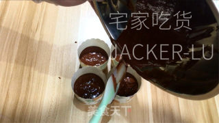 巧克力熔岩蛋糕，叉一小块蛋糕，沾着流动的巧克力酱，一口销魂。的做法步骤：9