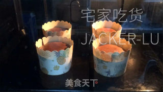 巧克力熔岩蛋糕，叉一小块蛋糕，沾着流动的巧克力酱，一口销魂。的做法步骤：11