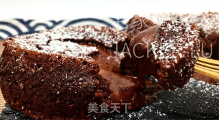 巧克力熔岩蛋糕，叉一小块蛋糕，沾着流动的巧克力酱，一口销魂。的做法步骤：16