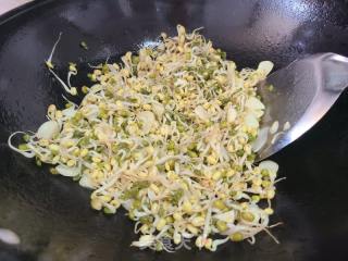 蒜炒绿豆芽的做法步骤：3