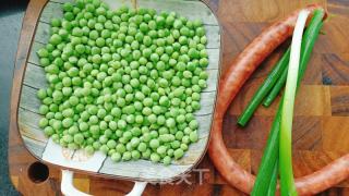腊肠炒豌豆的做法步骤：1