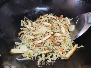 绿豆芽炒五香豆干的做法步骤：5
