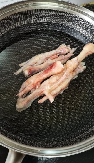 红烧鸡爪的做法步骤：1