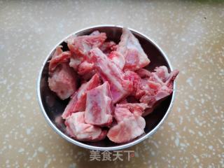 蚕豆土豆排骨汤的做法步骤：1