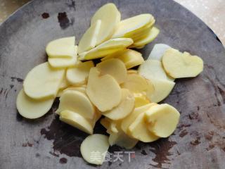 酱肉炒蚕豆土豆的做法步骤：1