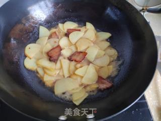 酱肉炒蚕豆土豆的做法步骤：5